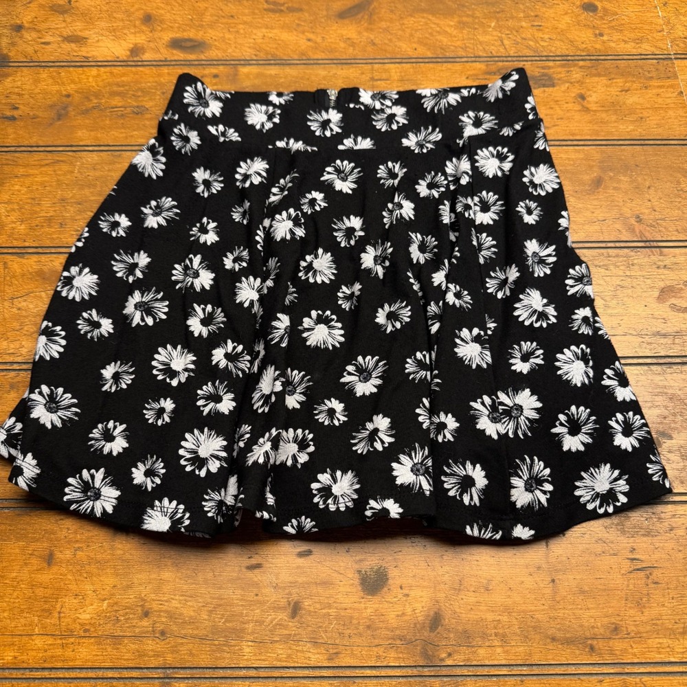 H&M Divided Black Daisy‎ Print Skater Skirt Womens Size S